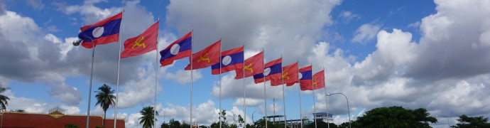 メコン川にある旗。ラオス国旗と共産党の旗が交互になっている。