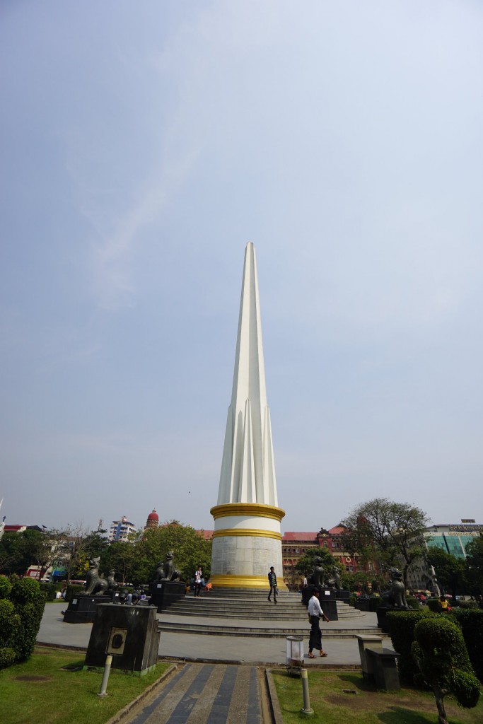マハバンドゥーラ公園の独立記念塔